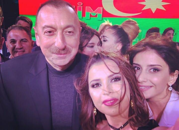 Prezident və ailəsi sənətçilərlə bir arada -  FOTOLAR